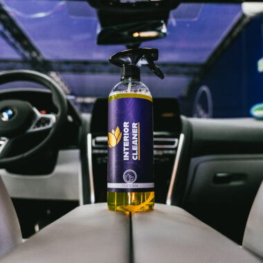 Auto salona kopšana